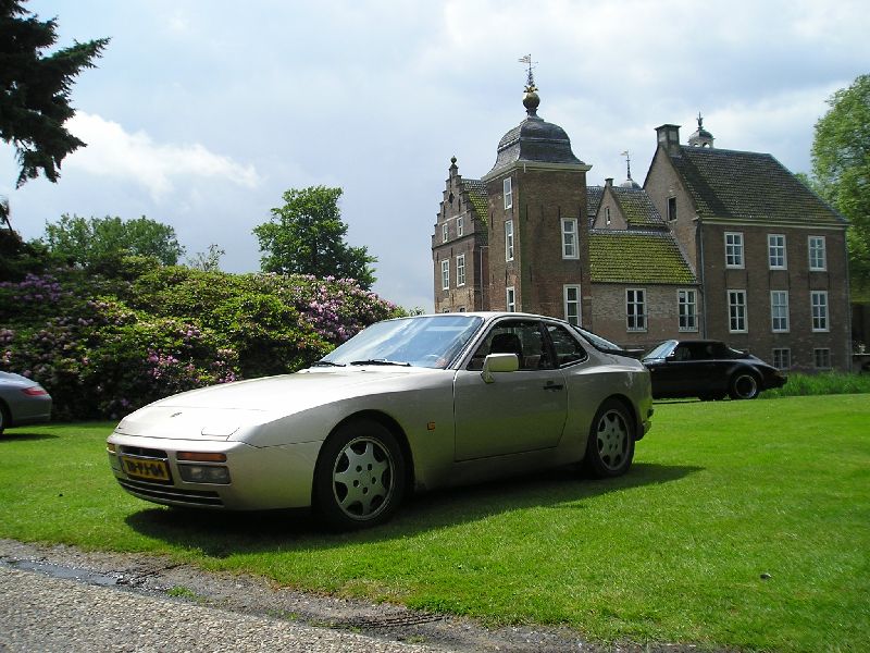 #10450 - Porsche in het gras voor het kasteel