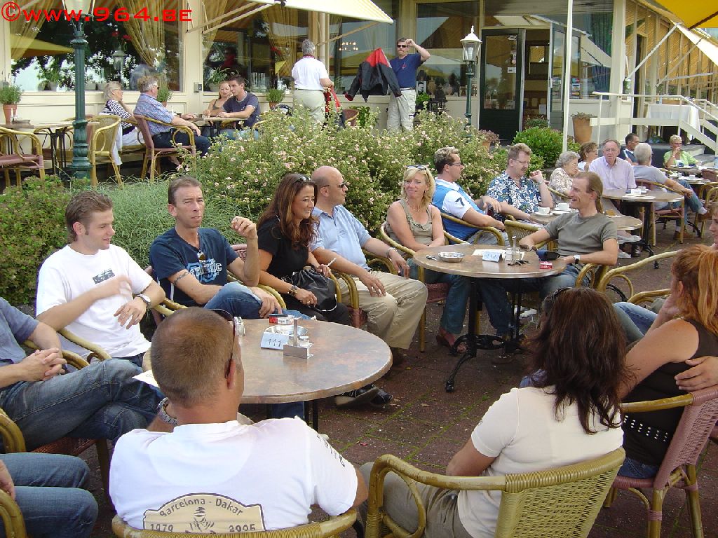 #12029 - de schuldige van al dit ... witte t-shirt links ...