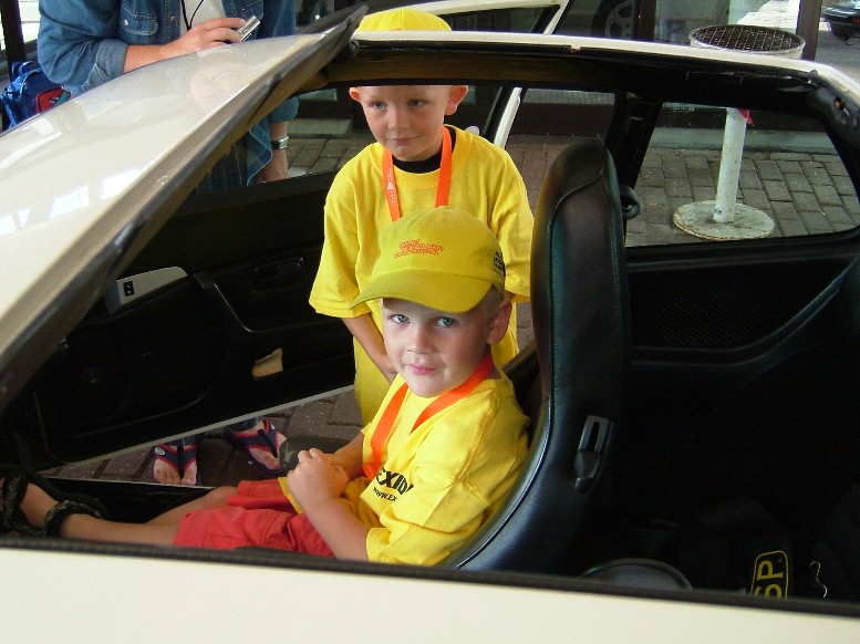 #12331 - Co-piloot Gunnar bespreekt nog even de route met zijn broertje #12331 - Co-piloot Gunnar bespreekt nog even de route met zijn broertje
