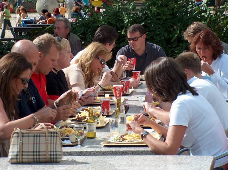 #4844 - smikkelen in de zon op het terras van het Dennenhof in Bokrijk #4844 - smikkelen in de zon op het terras van het Dennenhof in Bokrijk