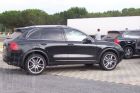 Op Autoweek staan spypics van de nieuwe Cayenne, die in 2010 op de markt zou komen en kleiner wordt: "Stijgende brandstofprijzen en groeiend verzet tegen bakbeesten hebben Porsche doen besluiten de nieuwe Cayenne wat kleiner te maken".