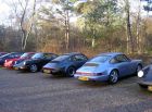 Rijtje met porsches.... 'Horizont blauw' was ook de kleur van de hemel