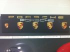 Porsche emblemen in vitrine Porschemuseum 2013